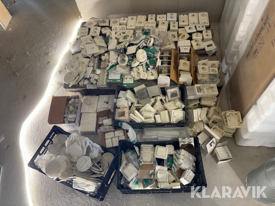 Parti med elinstallationsmaterial