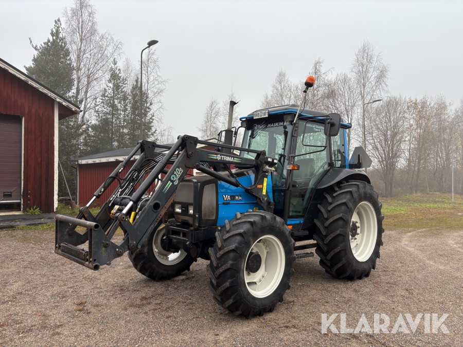 Traktor Valtra 700-4 med lastare
