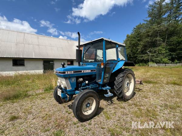 Traktor Ford 3910 II med gårdsharv