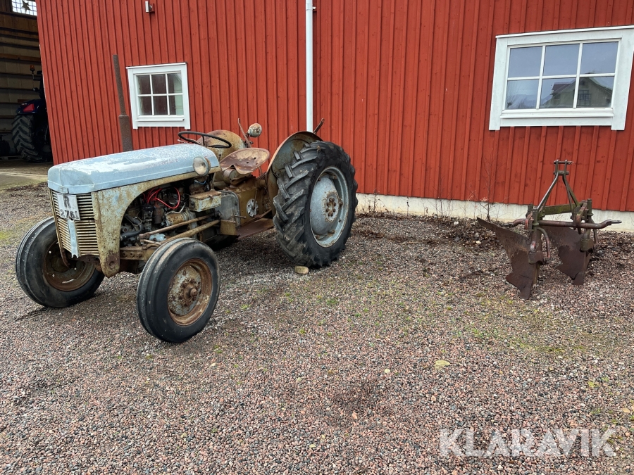 Veterantraktor Massey Ferguson Grålle TE-A 20 med plog