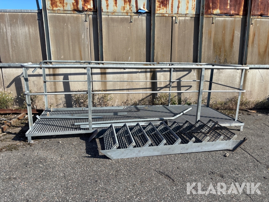 Ståltrappa med ståplattå