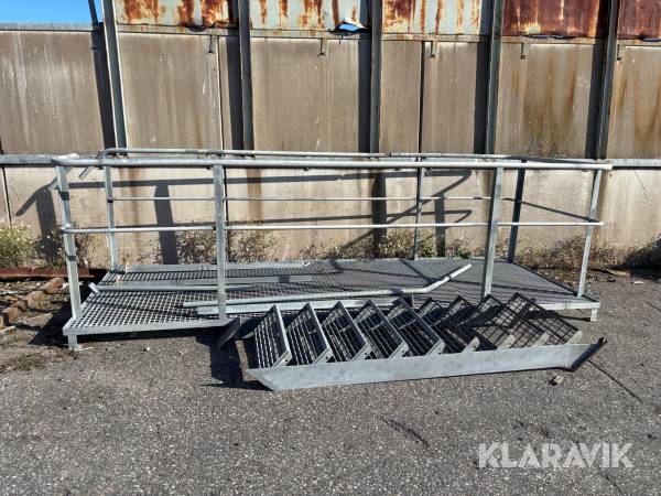 Ståltrappa med ståplattå
