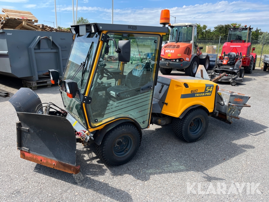 Redskapsbärare Belos TransPro 54 med vikplog och sandspridare