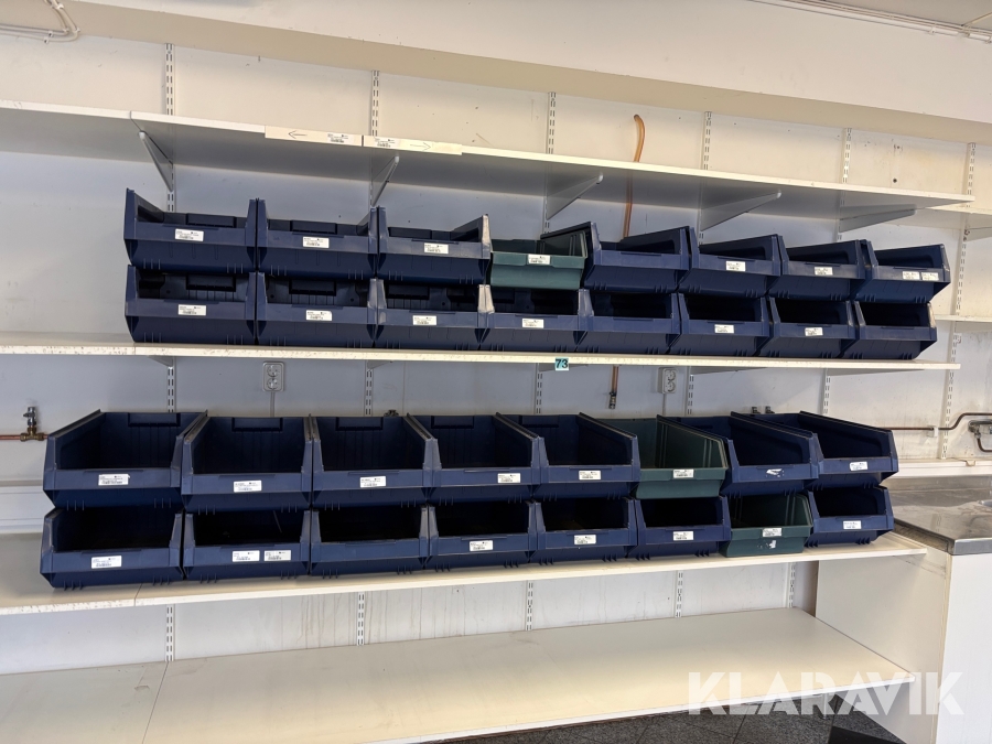 Parti med plastlådor 32 st