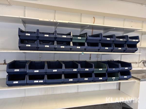 Parti med plastlådor 32 st