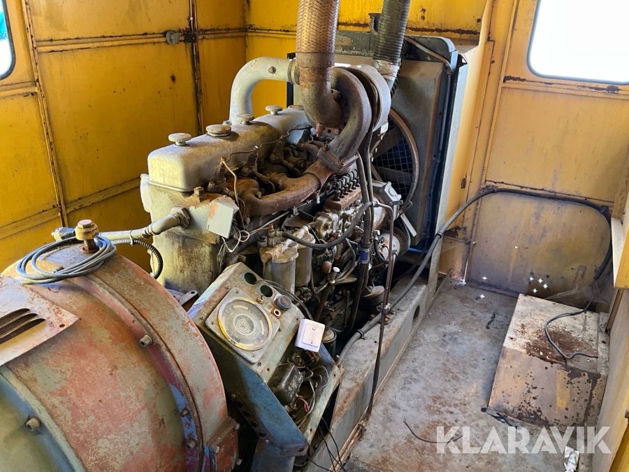 Motor Scania Vabis DS11R42 med generator och förråd