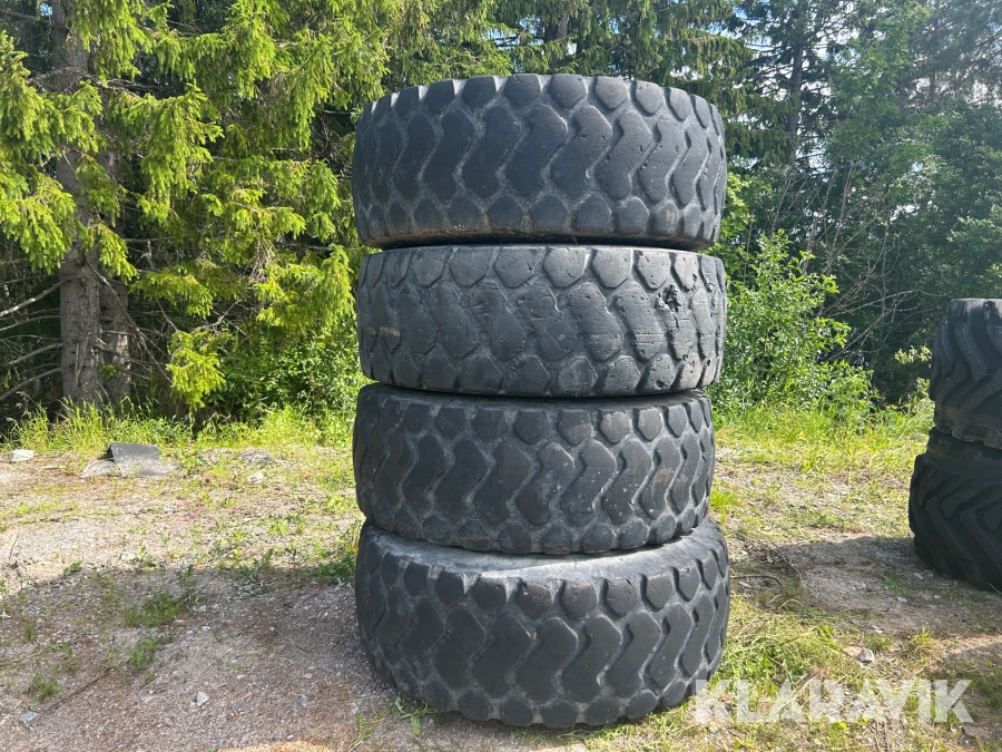Entreprenaddäck med fälg L90F