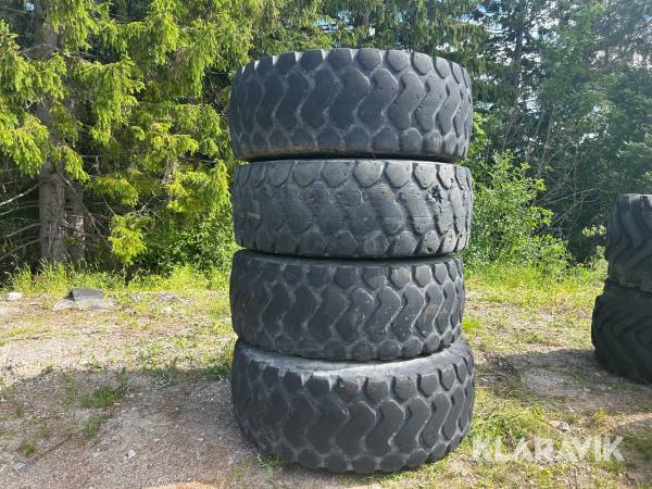 Entreprenaddäck med fälg L90F