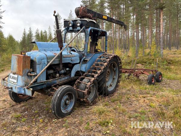 Skogstraktor Fordson Super Major med skogsvagn och banddrift