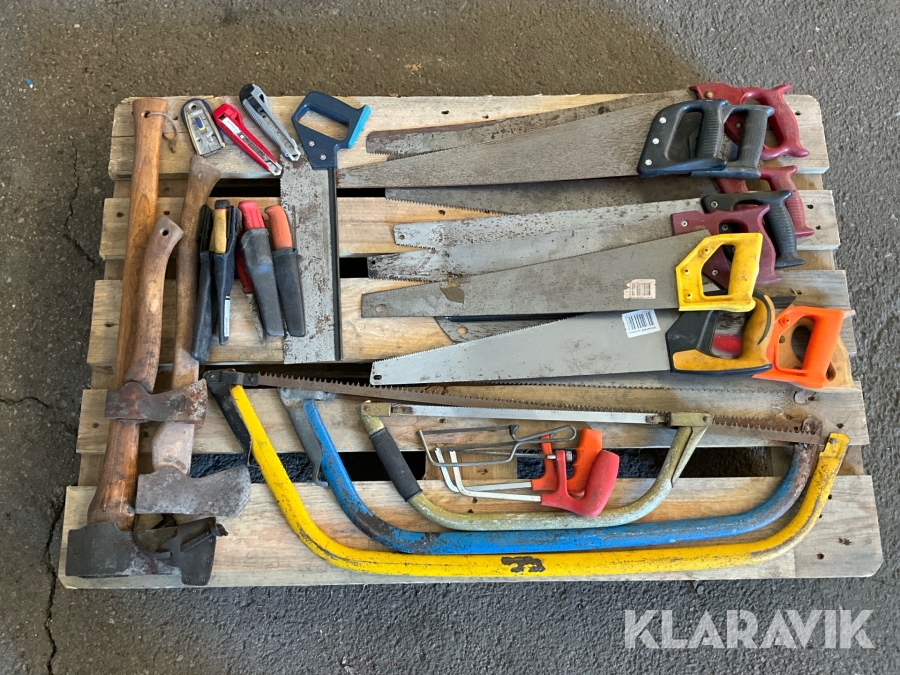 Sågar, yxor och knivar