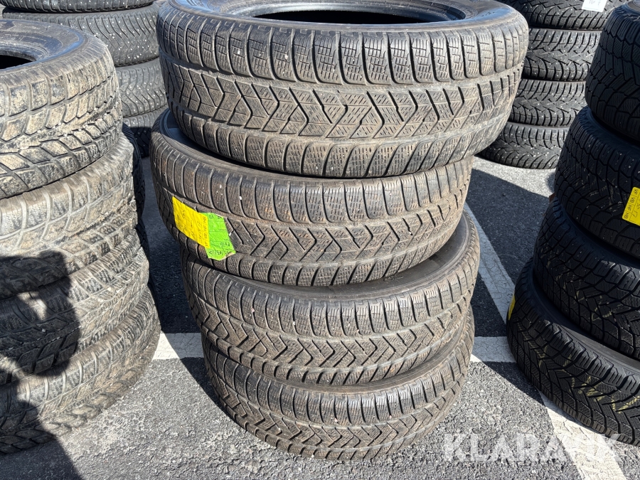 Vinterdäck Pirelli 235/65-17