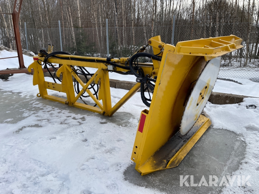 Buskröjare på bom med BM-fäste