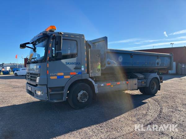 Lastväxlare Mercedes-Benz 1529 Atego med flak