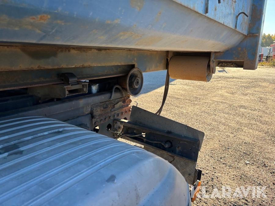 Lastväxlare Mercedes-Benz 1529 Atego med flak