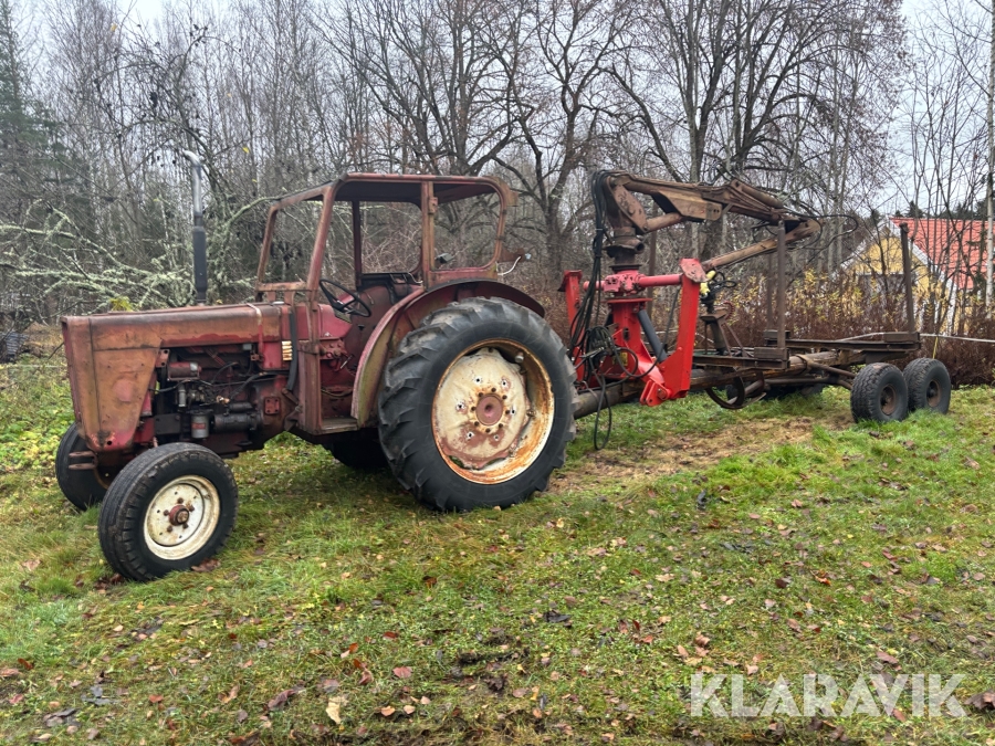 Veterantraktor International 523 med huggarvagn