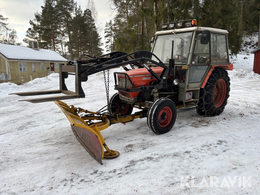 Traktor Zetor 6718 med frontlastare och snöplog