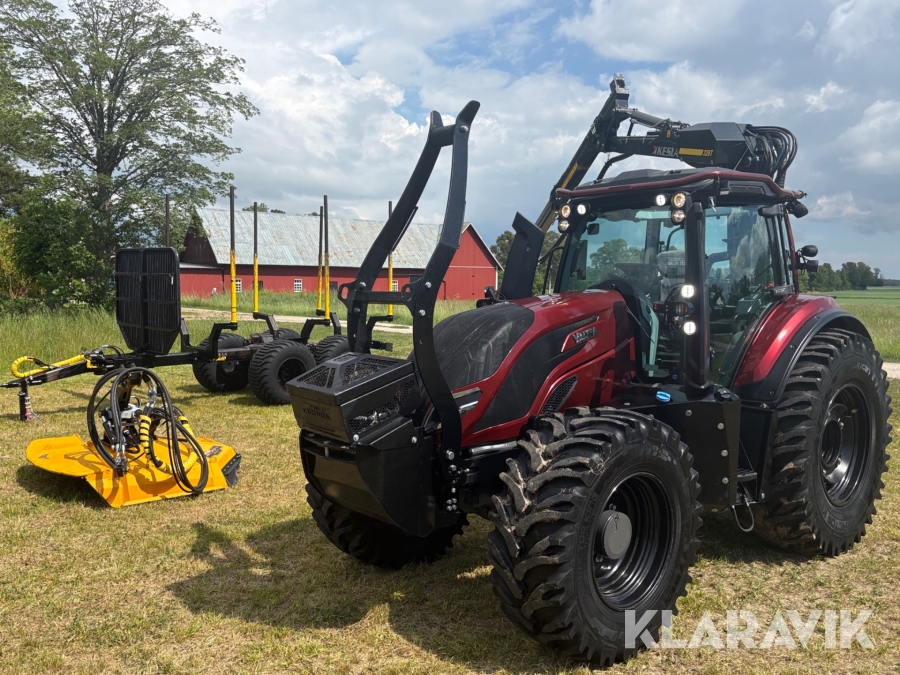 Skogstraktor Valtra T175E Direct med kran, skogsvagn och redskap