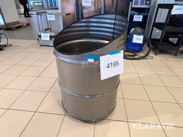 Avskuret oljefat på hjul