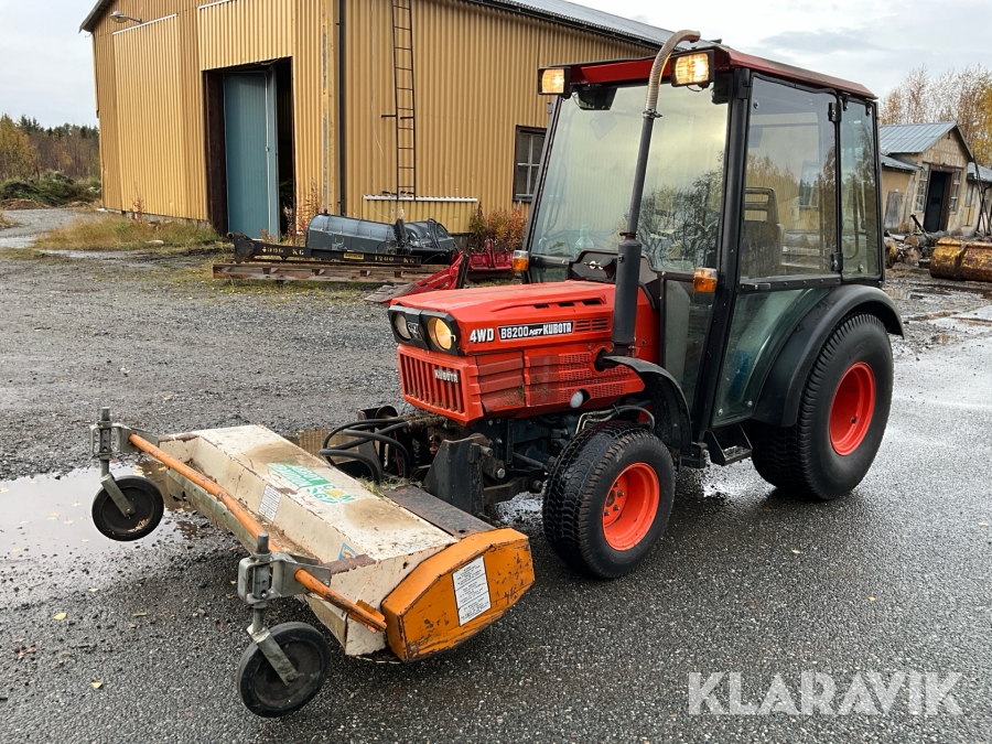 Traktor Kubota B8200 HST med flera redskap