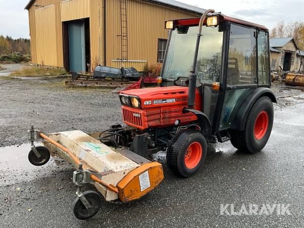 Traktor Kubota B8200 HST med flera redskap