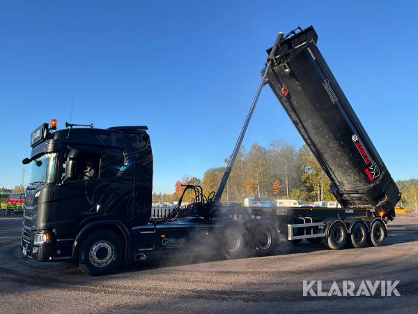 Dragbil med schakttrailer Scania R580 Menci