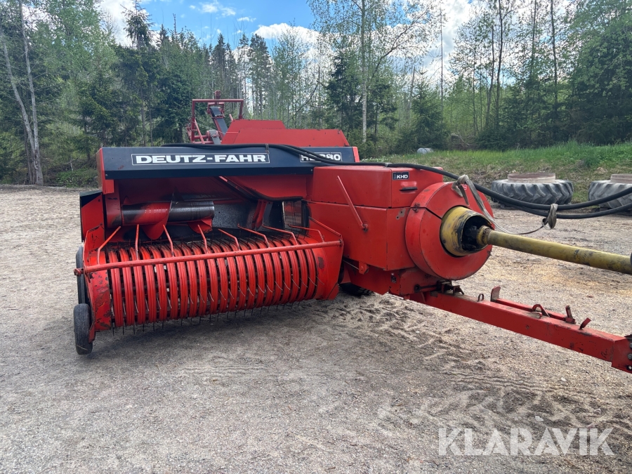 Småbalspress Deutz-fahr HD380 med balkastare