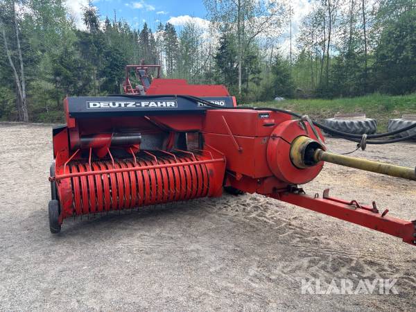 Småbalspress Deutz-fahr HD380 med balkastare