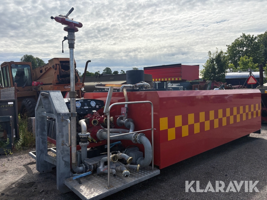 Tank med manuell vattenkanon på växlarflak Hebra Brand