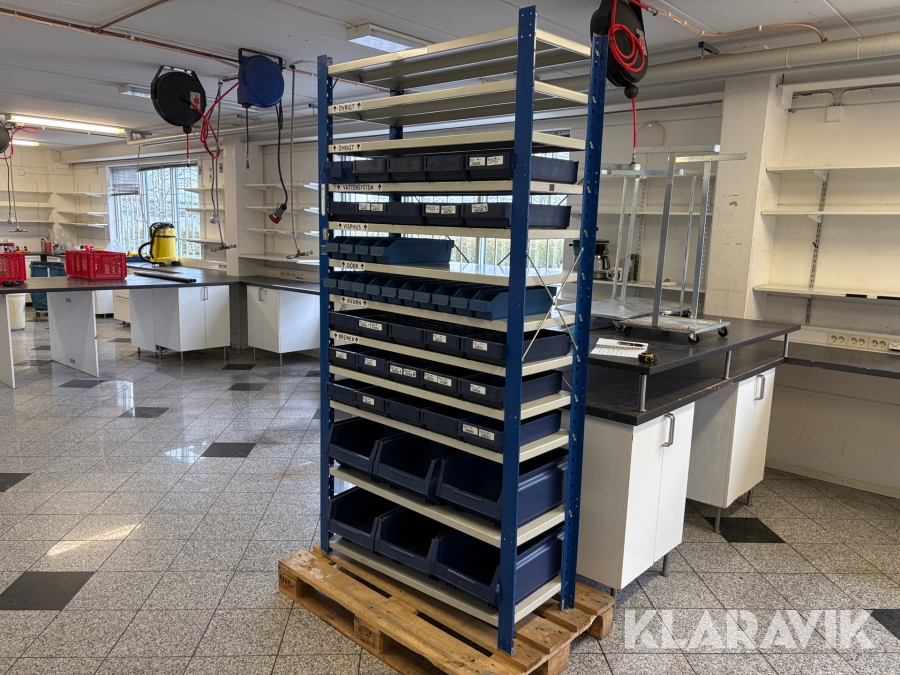 Systemhylla med plastlådor