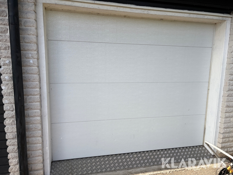 Motordriven garageport