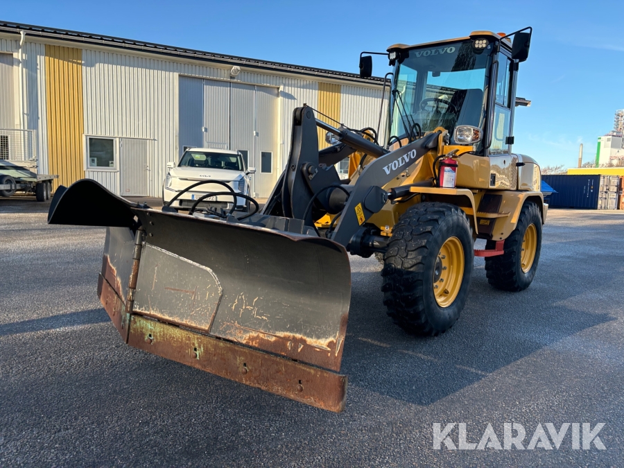 Hjullastare Volvo L30G med gafflar, skopa och plog