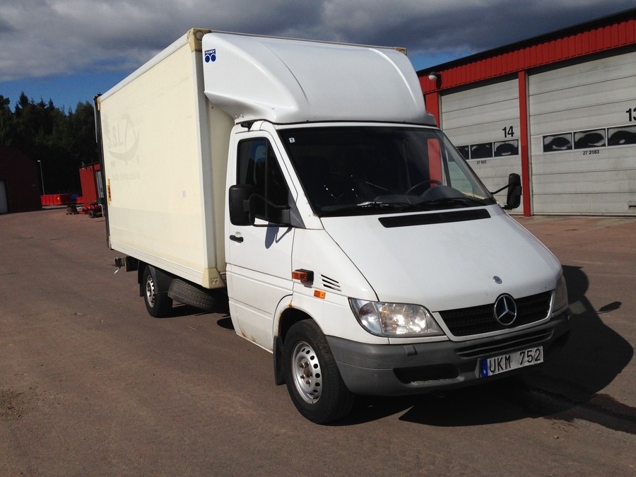 Lätt lastbil med skåp och lyft