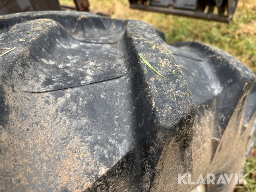 Traktor New Holland M135 4WD med trimalastare