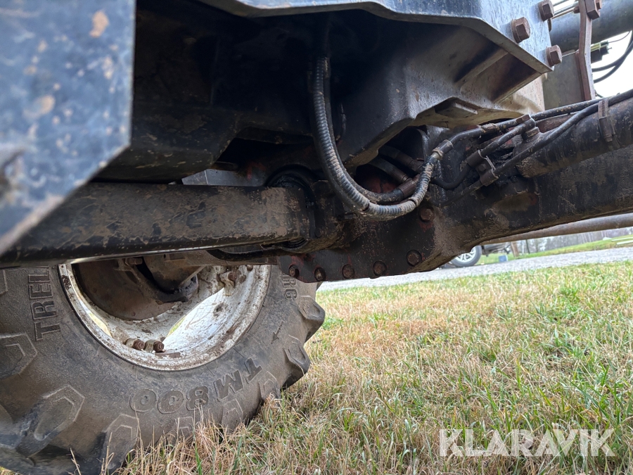 Traktor New Holland M135 4WD med trimalastare