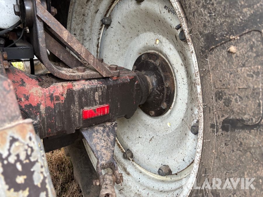 Traktor New Holland M135 4WD med trimalastare