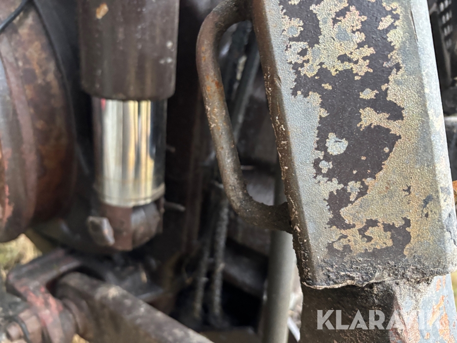 Traktor New Holland M135 4WD med trimalastare