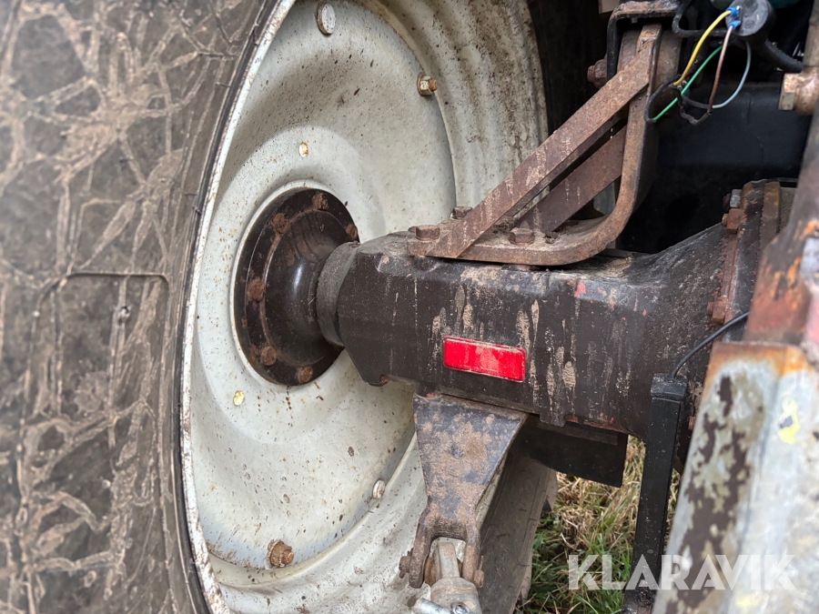 Traktor New Holland M135 4WD med trimalastare