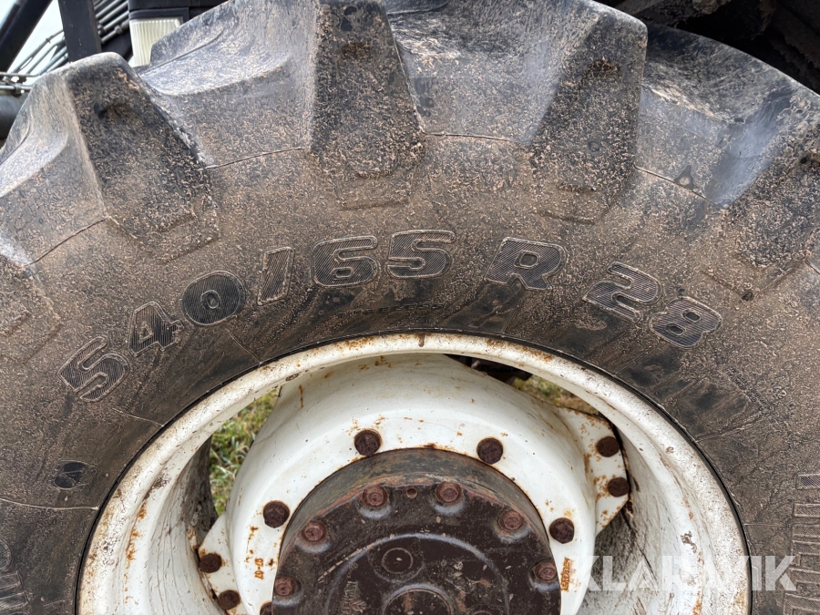 Traktor New Holland M135 4WD med trimalastare