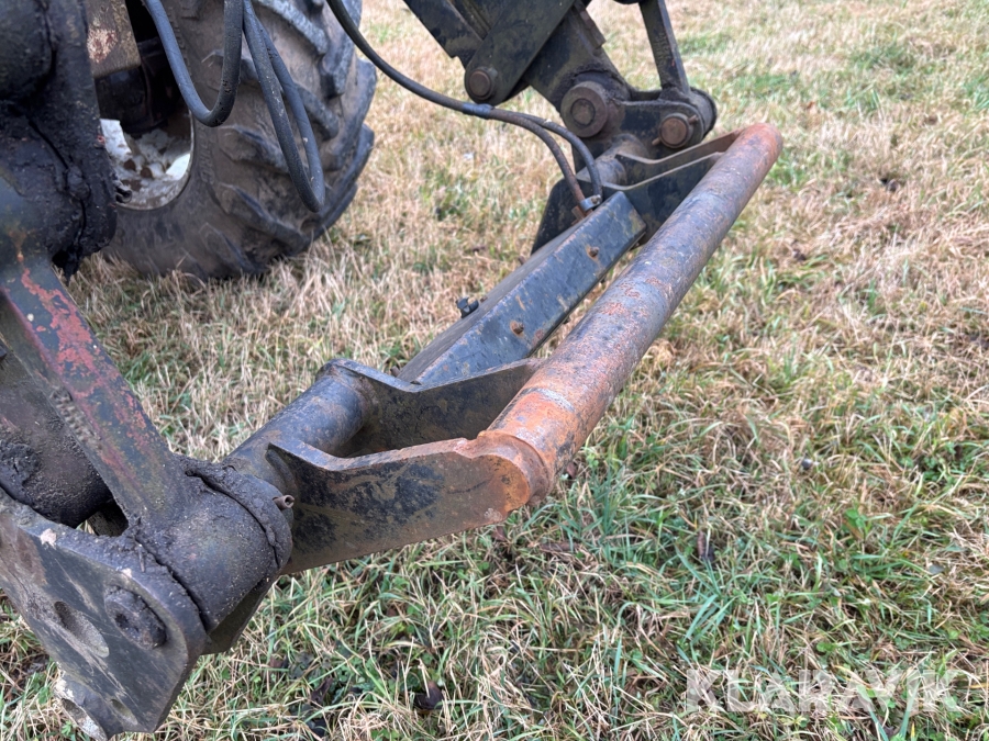 Traktor New Holland M135 4WD med trimalastare