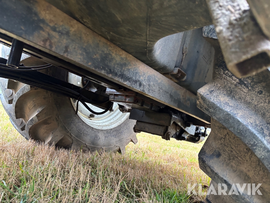 Traktor New Holland M135 4WD med trimalastare