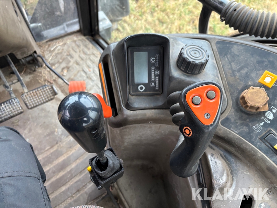 Traktor New Holland M135 4WD med trimalastare