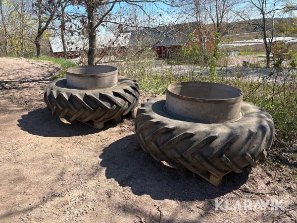 Dubbelmontage Goodyear 18,4 / 15 R34 med distansringar och spännare.