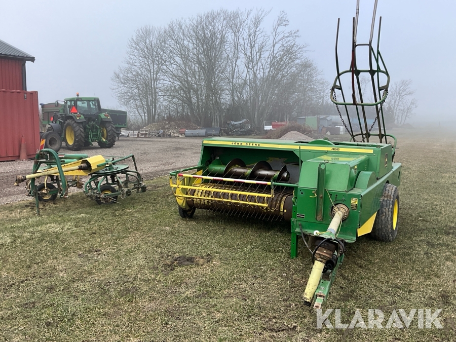 Småbalspress och Hövändare John Deere 456