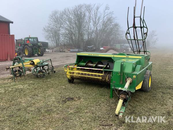 Småbalspress och Hövändare John Deere 456