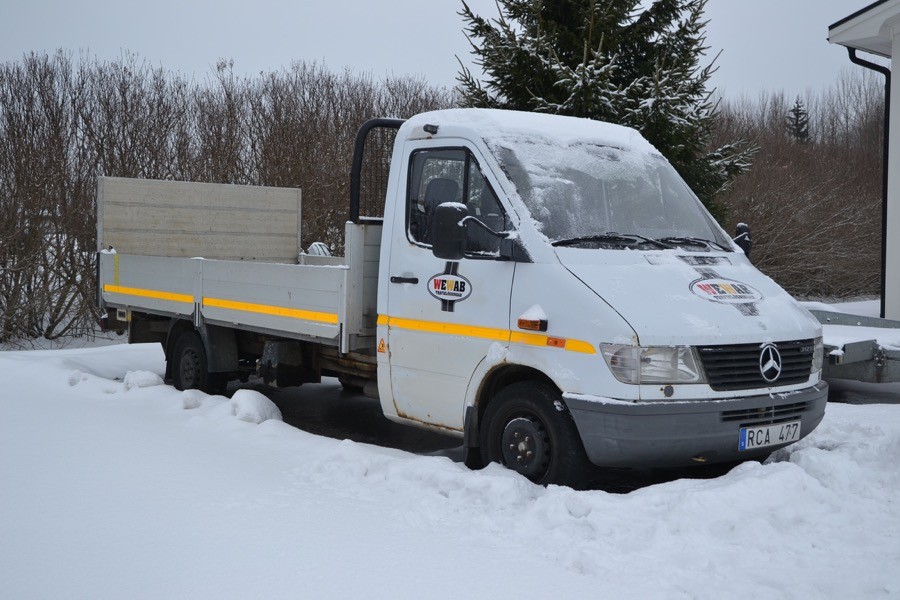 Lätt lastbil med bakgavellyft
