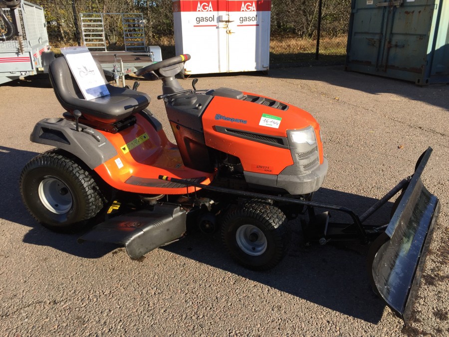 Åkgräsklippare med snöblad