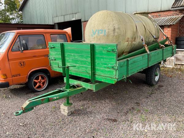 Vagn med tank för bevattning