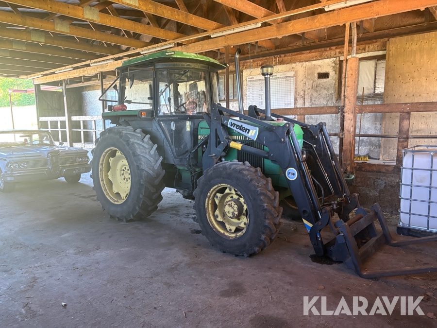 Traktor John Deere 2040 S med lastare och 2 redskap