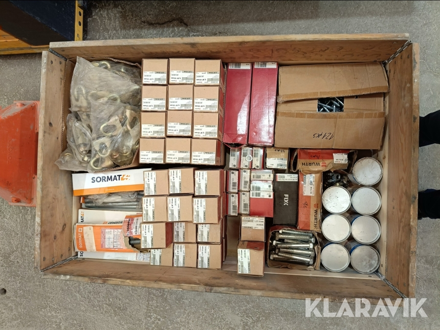 Pall med diverse bultar/trådlömmor