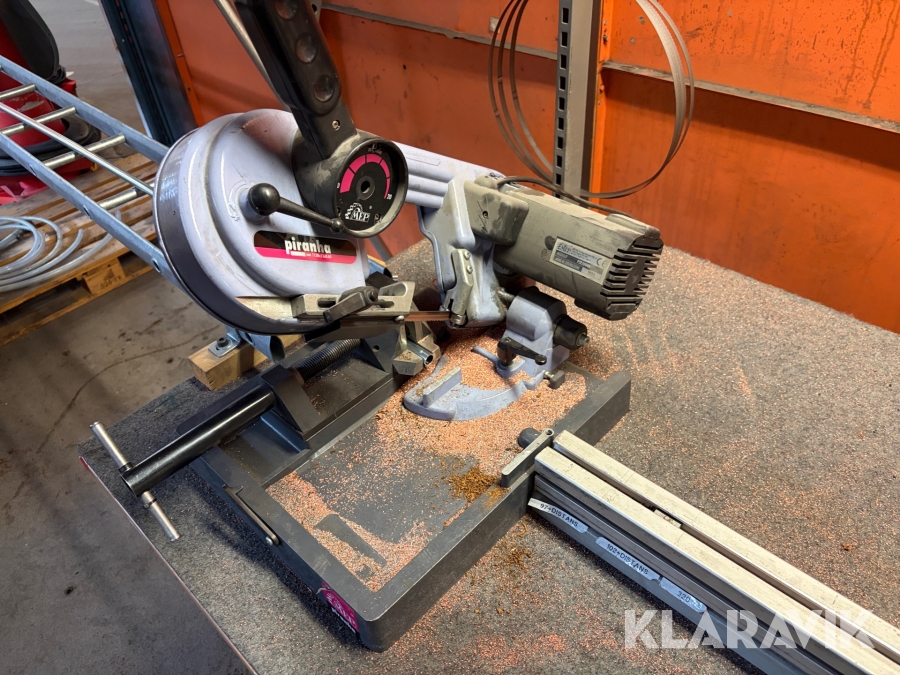 Elektrisk bandsåg Piranha på höj- och sänkbartbord med skruvstycke